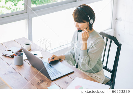女人在家做遠程辦公（遠程工作） 66353229