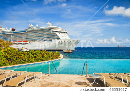 Cruise ship in port 66355017