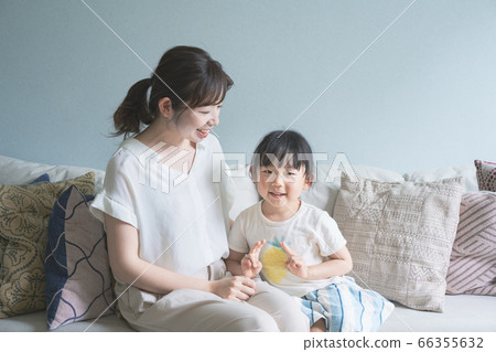 Parents and children talking on Sofe Parents and children talking on Sofe 66355632