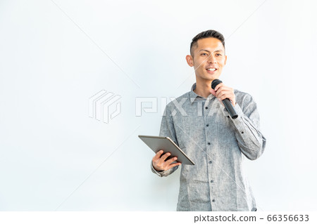 一個人在研討會/課堂上用麥克風講話 一個人在研討會/課堂上用麥克風講話 66356633