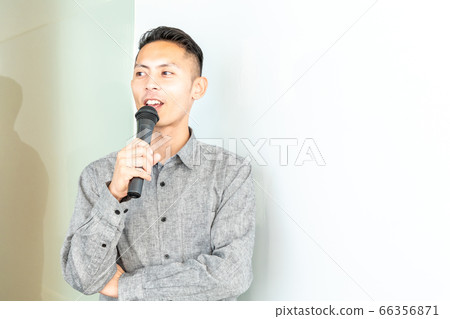 一個人在研討會/課堂上用麥克風講話 一個人在研討會/課堂上用麥克風講話 66356871