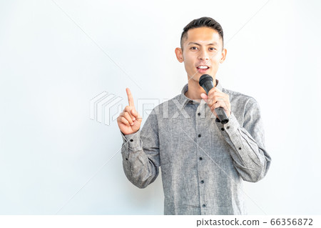 一個人在研討會/課堂上用麥克風講話 66356872