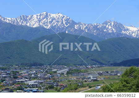 信濃大町初夏北阿爾卑斯山及市區 66359012