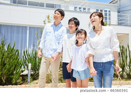 家人站在我家前面在藍藍的天空下，看著天空 66360391