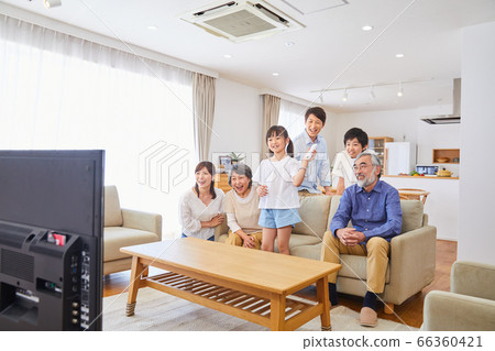 3代家庭坐在沙發上享受遊戲生活 66360421