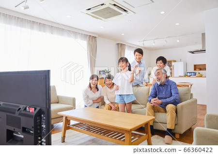 3代家庭坐在沙發上享受遊戲生活 66360422