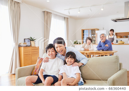 第三代家庭坐在沙發上用餐 66360440
