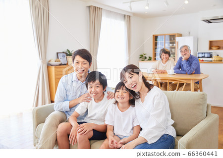 第三代家庭坐在沙發上用餐 66360441
