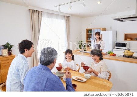 3代家庭在家用餐 66360871