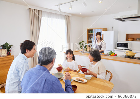 3代家庭在家用餐 66360872