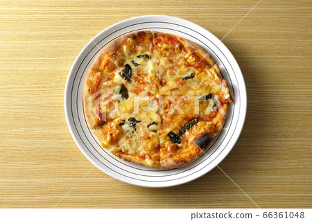Freshly baked crispy dough Margherita (overhead view) Freshly baked crispy dough Margherita (overhead view) 66361048