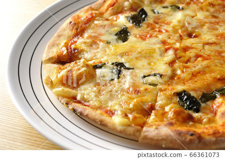 Freshly baked crispy dough Margherita 66361073