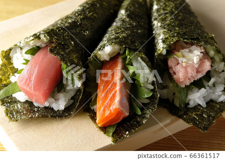 Three kinds of hand-rolled sushi placed on sushi geta 66361517