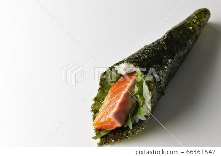 溢出的鮭魚和大葉手捲壽司（白色背景） 66361542