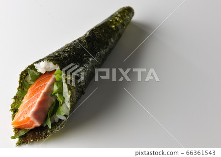 溢出的鮭魚和大葉手捲壽司（白色背景） 66361543