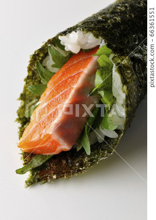 Overflowing salmon and large leaf hand-rolled sushi (white background) Overflowing salmon and large leaf hand-rolled sushi (white background) 66361551