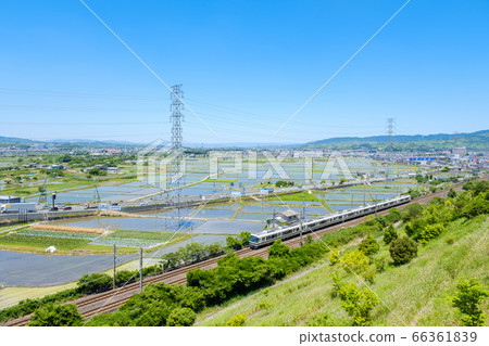 初夏的稻田和鐵道的風景,京都府會津川市市區JR奈良線 初夏的稻田和鐵道的風景,京都府會津川市市區JR奈良線 66361839