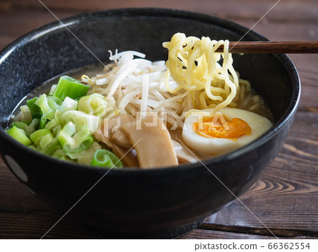 鹽味拉麵,用豆芽和蔥將麵條拉起。 鹽味拉麵,用豆芽和蔥將麵條拉起。 66362554