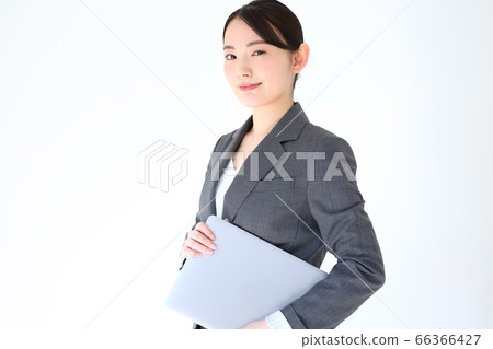 與膝上型計算機的女商人圖像 66366427