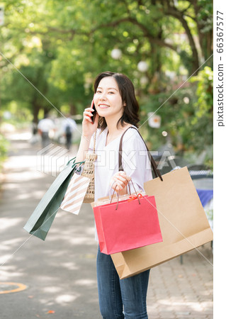 喜歡購物的中年女性[智能手機] 66367577