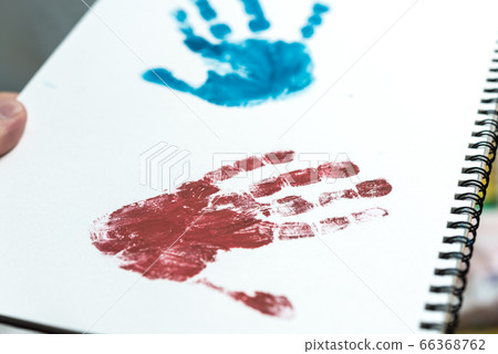 bill, handprint, hand 66368762