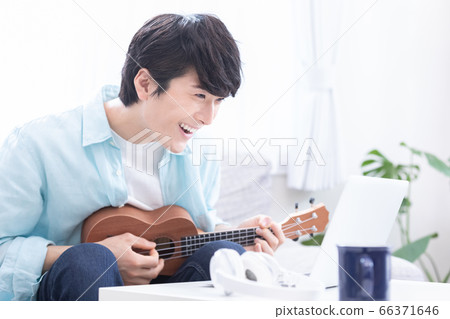 年輕人在線上樂器課(夏威夷四弦琴) 年輕人在線上樂器課(夏威夷四弦琴) 66371646