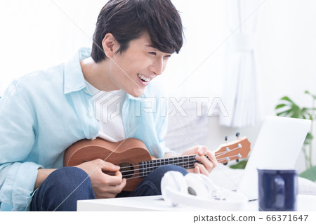 年輕人在線上樂器課(夏威夷四弦琴) 年輕人在線上樂器課(夏威夷四弦琴) 66371647