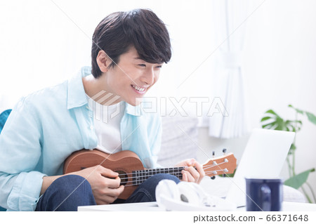 年輕人在線上樂器課(夏威夷四弦琴) 年輕人在線上樂器課(夏威夷四弦琴) 66371648