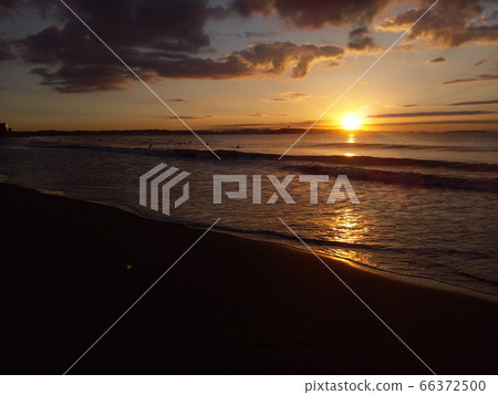 << Kanagawa Prefecture >> Sunrise on the Shonan coast 66372500