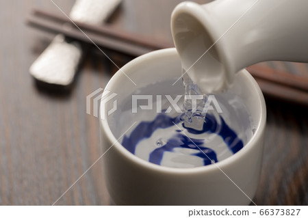 Pour sake from sake bottles into Inoguchi 66373827
