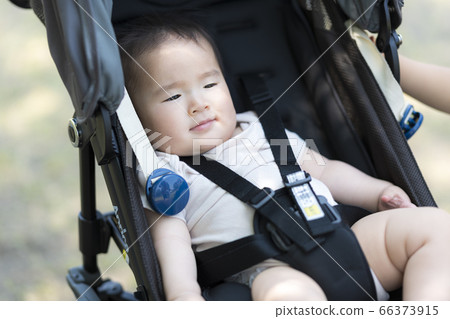 嬰兒推車出門 66373915