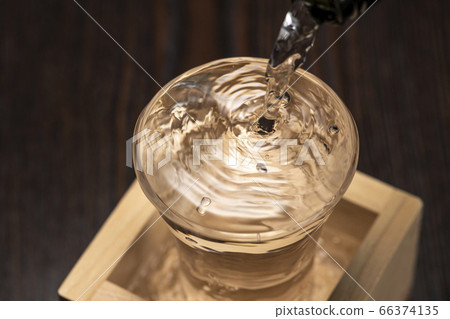 A spill of sake (mokkiri) 66374135