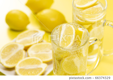 Lemon sour with plenty of lemon fruit Lemon sour with plenty of lemon fruit 66374329