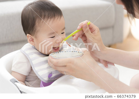 嬰兒吃嬰兒食品 66374379
