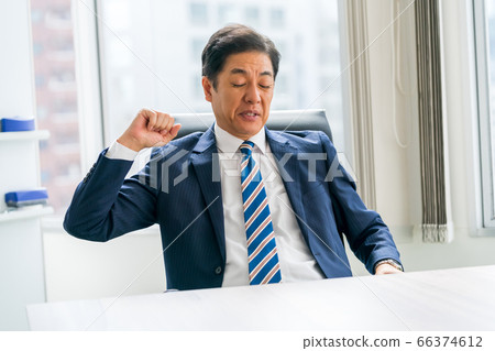 昏昏欲睡的五十年代商人 66374612