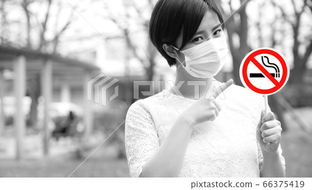 戴著面具的一個少婦的抽煙的圖像外面 66375419