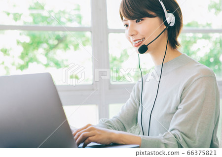 女人在家做遠程辦公(遠程工作) 女人在家做遠程辦公(遠程工作) 66375821