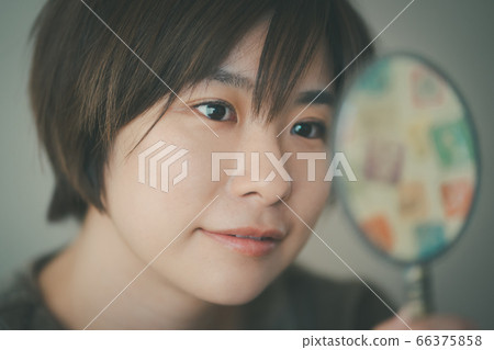 30多歲的女人看著手鏡 66375858