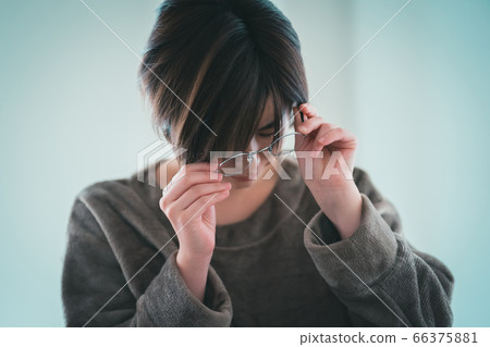 waking up, eyeglass, female 66375881