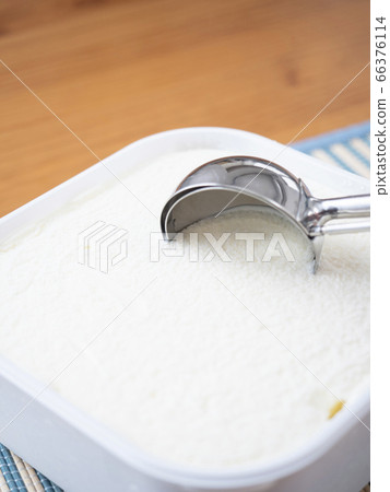 Scoop up vanilla ice cream Scoop up vanilla ice cream 66376114