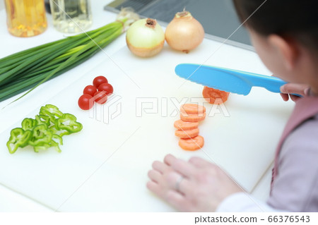 Parents and children who teach children how to use kitchen knives and cook 66376543