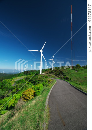 青山高原風力發電場,清新的綠色和藍天 青山高原風力發電場,清新的綠色和藍天 66378147