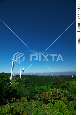 青山高原風力發電場,清新的綠色和藍天 青山高原風力發電場,清新的綠色和藍天 66378148