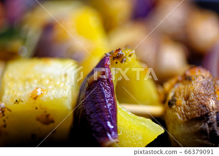 Vegetables skewers marinated in garlic and herbs 66379091