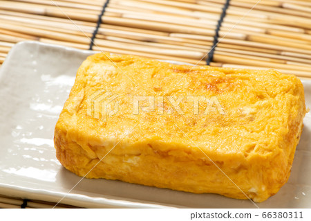 煎雞蛋。與背景窗簾的夏天圖像。 66380311