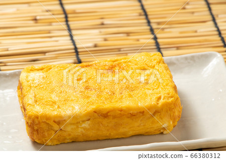 煎雞蛋。與背景窗簾的夏天圖像。 66380312