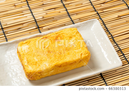 煎雞蛋。與背景窗簾的夏天圖像。 66380313