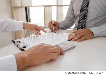 The businessman denies the money in envelope proposed by his partner to bribe the concept of bribery and corruption 66380324