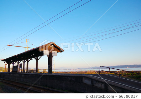 黃昏時的真治湖和市立火車的複古車站...島根縣松江市（天氣晴朗） 66380817