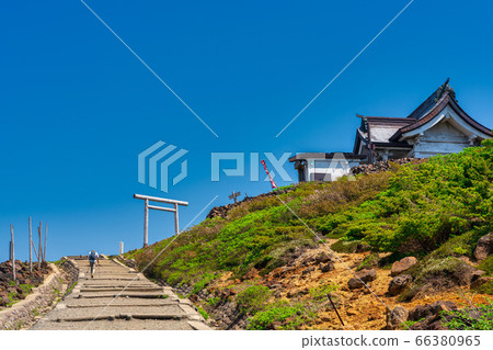 晴朗的天空和Karitamine神社（Okumiya）登山遊客 66380965